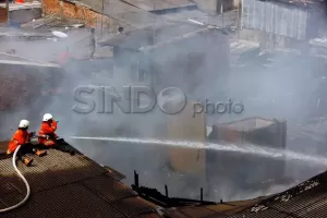 Diduga Korsleting, Rumah Usaha Konveksi di Tambora Terbakar