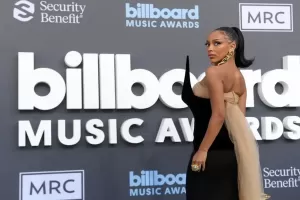 Doja Cat Tampil Seksi dengan Kemben Transparan di Billboard Music Awards 2022