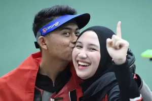 Kecupan Romantis Pasangan Emas Fathur Gustafian dan Dewi Laila