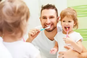 Bolehkah Orang Dewasa Menggunakan Sikat Anak-anak untuk Membersihkan Gigi?
