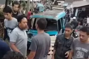 Tak Kuat Nanjak, Truk Semen Tabrak Angkot dan Rumah Warga di Bogor