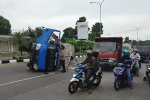 Truk Hebel Terguling di Bogor, Arus Lalu Lintas Macet Panjang