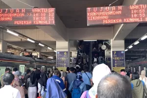 Transit di Stasiun Manggarai, KAI Commuter Perluas Peron Bekasi Cikarang