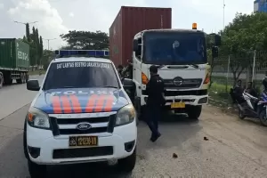 Gagal Nanjak, Truk Trailer Mundur Tabrak 2 Motor hingga Bikin Bocah Tewas Terjepit
