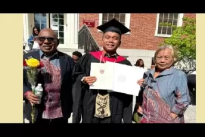 Keren! Penjual Kue Ini Menjadi Putra Papua Pertama Sabet Gelar Master di Harvard