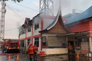 Restoran Padang Sederhana Terbakar di Jalan Sudirman, 2 Petugas Terluka