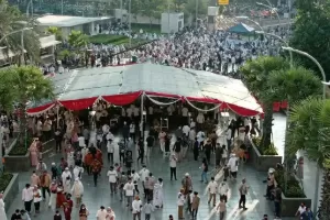 Ribuan Warga Antre Masuk Kawasan Masjid Istiqlal Jakarta