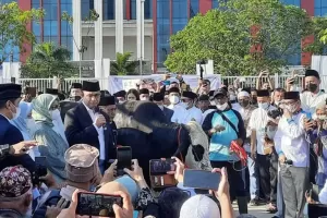 Anies Bagikan Sapi Kurban di Jabar hingga Masjid Kampus UGM