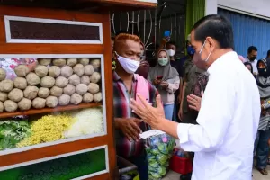 Serahkan Bansos di Pasar Sukamandi, Jokowi: Trigger Pertumbuhan Ekonomi