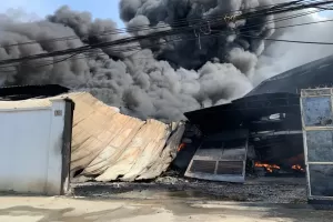 Pabrik Paralon dekat Bandara Soetta Terbakar Diduga Akibat Korsleting Listrik