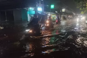 Jalan Moh Kahfi 2 Banjir Usai Diguyur Hujan, Sejumlah Kendaraan Mogok