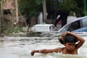 Hujan Seharian, Banjir Rendam Permukiman Warga Tangerang hingga 1,5 Meter