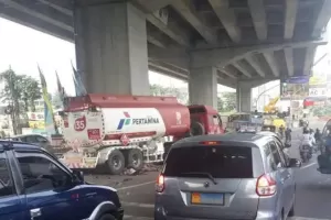 Korban Kecelakaan Beruntun di Jalan Alternatif Cibubur Dilarikan ke RS Polri