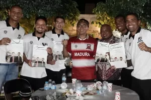 Jelang Liga 1 2022/2023: Madura United Minta Restu, Sungkeman ke Bupati Pamekasan