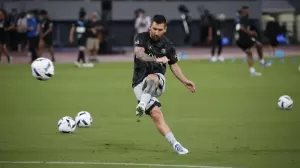 Kekesalan Lionel Messi Ditekel Sergio Ramos saat Sesi Latihan di Jepang