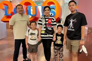 7 Anak Artis Indonesia yang Lengket dengan Orangtua Sambung