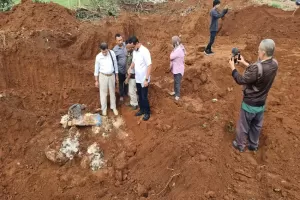 Wow! Satu Kontainer Beras Bansos Presiden yang Dikubur di Depok