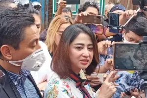Dewi Perssik Tuding Angga Wijaya Gelapkan Uang: Minta Maaf atau ke Pengadilan