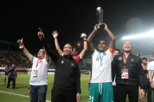 Dihujat Netizen karena Ikut Angkat Trofi Piala AFF U-16 2022, Menpora Beri Klarifikasi