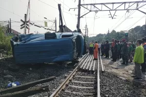 Hentikan Perjalanan KRL Bogor, Evakuasi Angkot Tertabrak Kereta Berjalan Dramatis