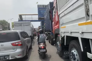 Kemacetan Mengular Imbas Truk Trailer Tabrak Tiang Pemancar, Polisi Berlakukan Contraflow Arah Jakarta