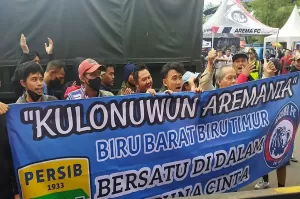 Jelang Arema vs Persib: Bobotoh dan Aremania Makan Nasi Bungkus di Stadion Kanjuruhan Malang