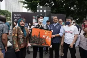 Keren! Anfield Remaja Tunarungu Lukis Jakarta dengan Anies di Langit