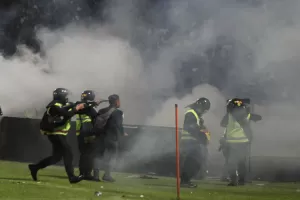 Terkuak, Tindakan Kepolisian Menembakan Gas Air Mata ke Tribun Langgar Aturan FIFA