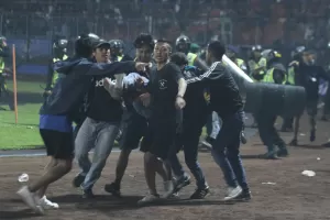 Manajemen Arema FC Minta Maaf dan Beri Santunan kepada Korban Tewas Kerusuhan Suporter