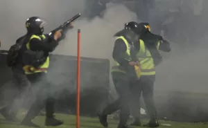 Polisi Tembakkan Gas Air Mata di Stadion Kanjuruhan, Amnesty International: Adili Pelaku!