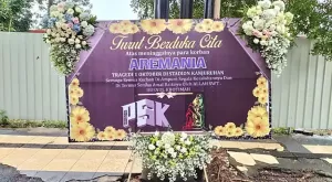 Bonek Kirim Karangan Bunga ke Stadion Kanjuruhan: Ayo Bangkit Sam!