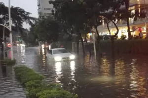 Mobil Sedan Terjebak Banjir di Jalan Kemang Raya, 12 Petugas Damkar Turun Tangan