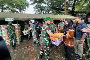 TNI Bagikan Ribuan Paket Sembako di Monas, Warga: Alhamdulillah, Lumayan Ini Bisa Seminggu