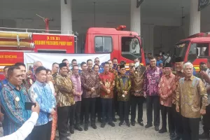 Anies Hibahkan 15 Mobil Damkar Bekas untuk 14 Kabupaten/Kota di Indonesia