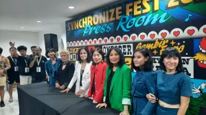 Grup Band Dara Puspita Hibur Penonton Synchronize Fest 2022, Titiek Hamzah: Sangat Terharu