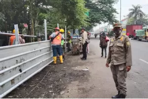 Satpol PP Bongkar Puluhan Lapak PKL dan Bangunan Liar di Jalan Raya Bogor-Jakarta