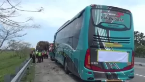 Bus Pariwisata Tabrak 3 Truk di Jombang, 1 Tewas 9 Luka-luka