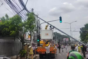 Mobil Tabrak Tiang PJU hingga Roboh di Ciracas, Jalan Raya Bogor Macet Parah