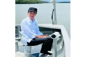 Momen Jokowi Duduk di Geladak Kapal Menyusuri Jalur Logistik IKN