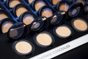 Tips Memilih Concealer Makeup Sesuai dengan Undertone Kulit, Ladies Wajib Tahu
