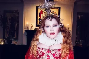 Madonna Kenakan Headpiece Karya Rinaldy Yunardi di Pesta Halloween