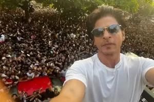 Shah Rukh Khan Ulang Tahun ke-57, Ribuan Penggemar Datangi Rumahnya