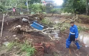 Puluhan Makam di Banyuwangi Rusak Diterjang Banjir Bandang, Kain Kafan Berserakan