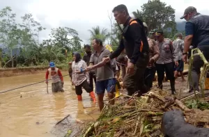 Gaya Risma Tinjau Banjir Trenggalek: Dibonceng Motor, Masuk Sungai Bantu Petugas