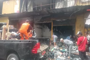 Kebakaran Pasar Pagi Asemka Padam, PPSU dan Pedagang Bahu-membahu Bersihkan Lokasi