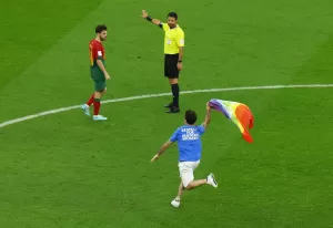 Suporter Masuk Lapangan Bawa Bendera Pelangi, Laga Portugal vs Uruguay Sempat Terhenti