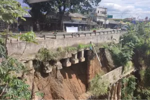 Jembatan Cikereteg Bogor Longsor, Polisi Alihkan Truk Menuju Sukabumi Masuk Tol Bocimi