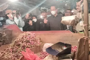 Cek Harga Bahan Pokok di Pasar Induk Kramat jati, Heru: Pasokan Cabai dan Bawang Aman