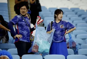 Timnas Jepang Tersingkir dari Piala Dunia 2022, Suporter Tetap Bersihkan Sampah