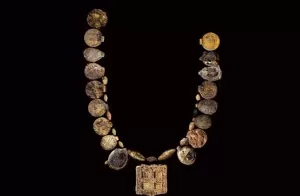Penemuan Kalung Emas dan Permata Bermotif Salib, Berusia 1.300 Tahun Milik Bangsawan Inggris